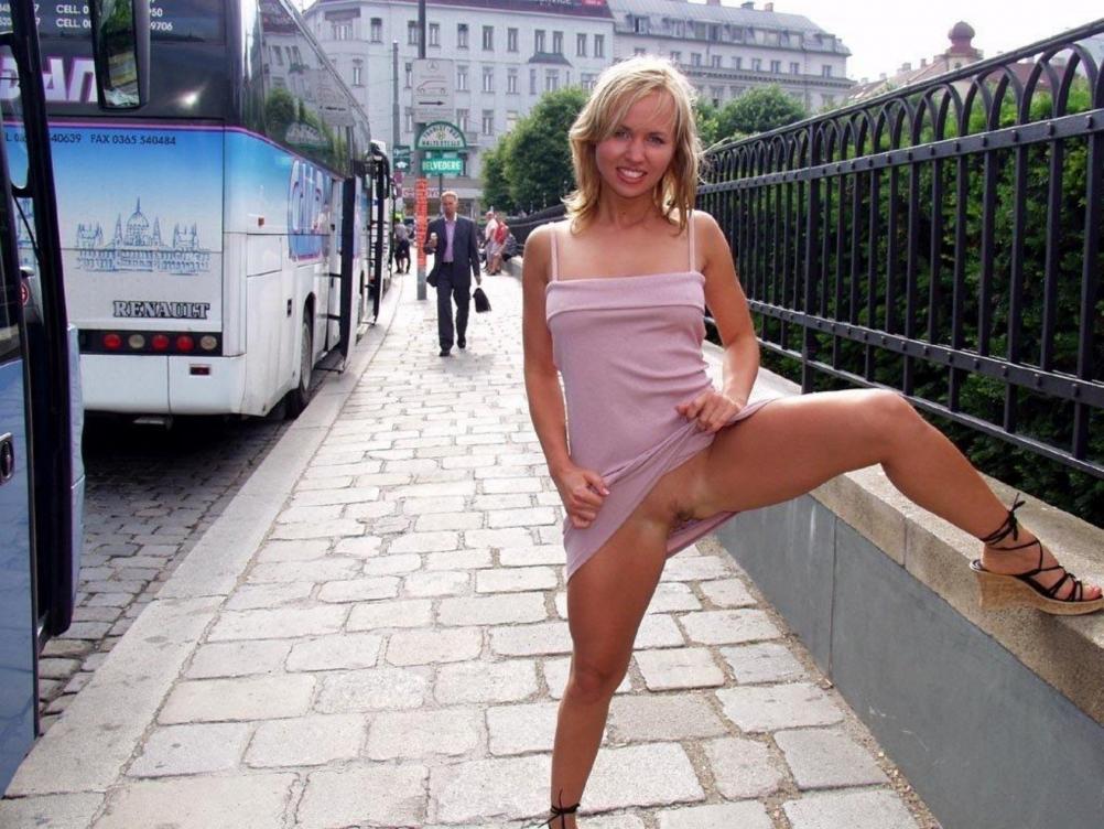 В джинсовой юбке без трусов