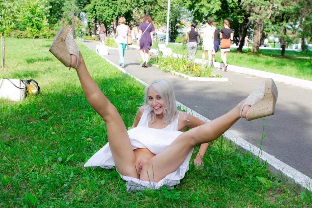 Засветила на улице без трусов