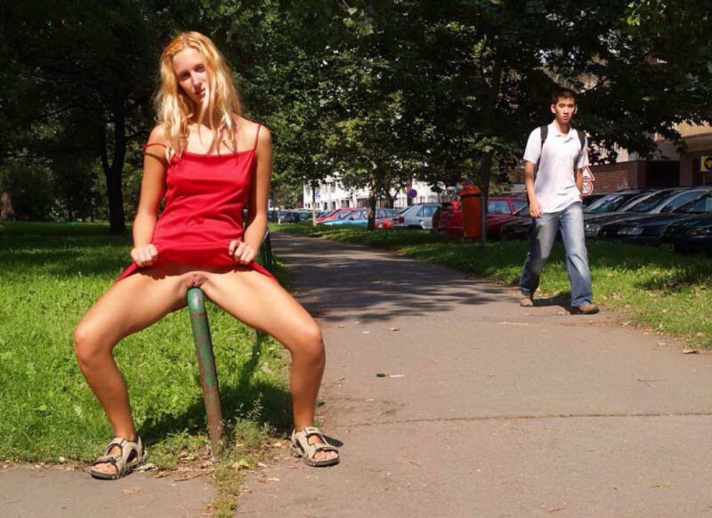 Голые девки без трусов на улице