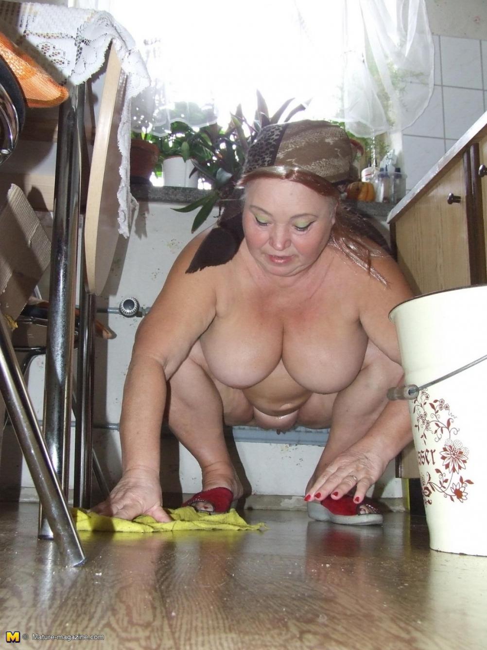 Голые зрелые бабы в душе