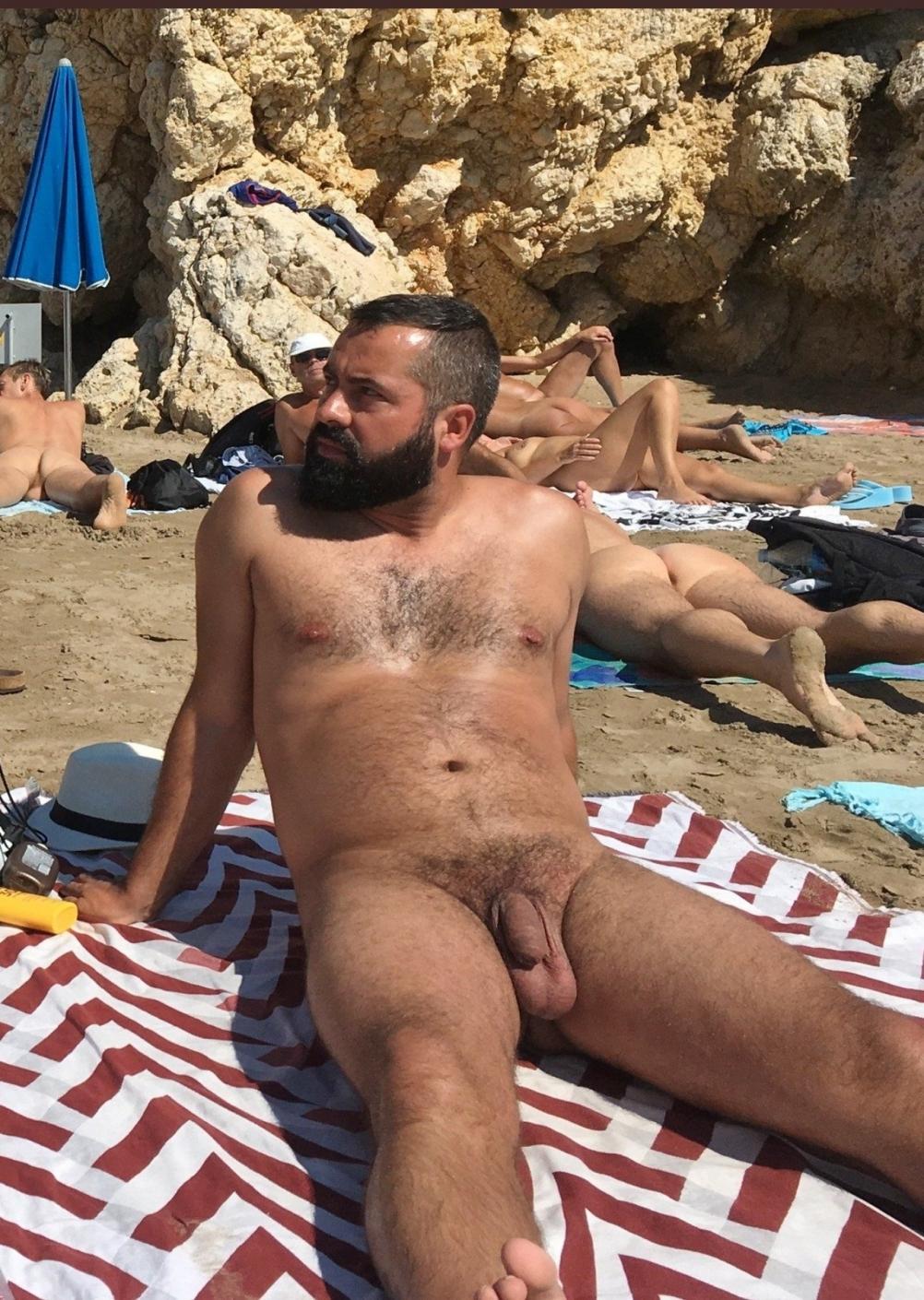 Мужик с маленьким членом на пляже