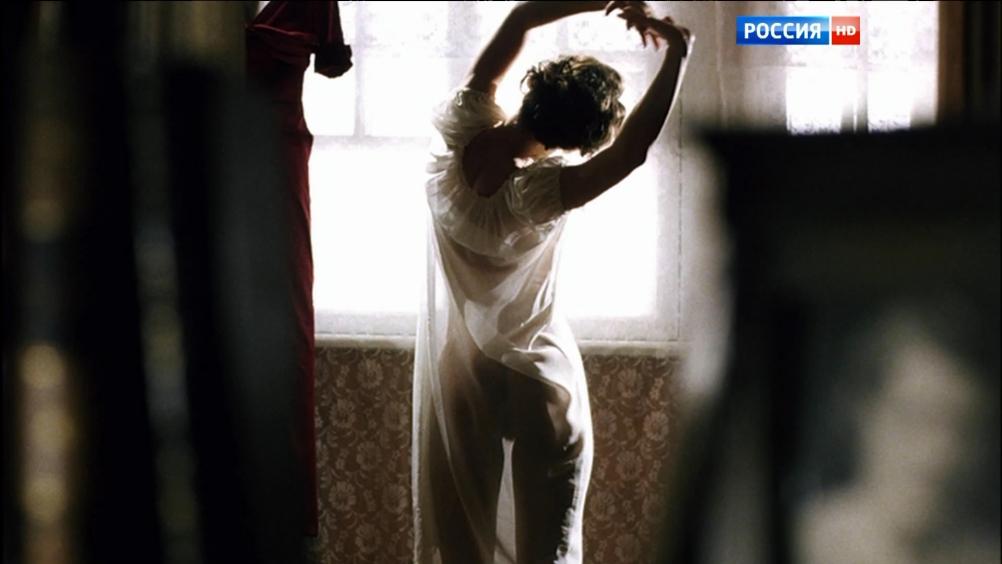 Девушка раздевается догола