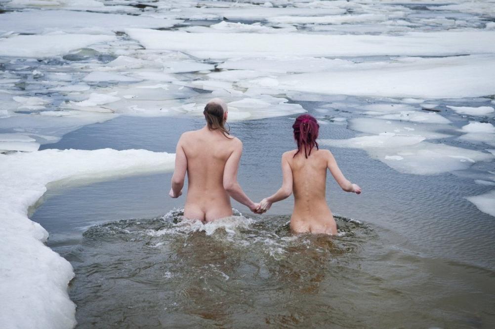 Голые женщины купаются в пруду
