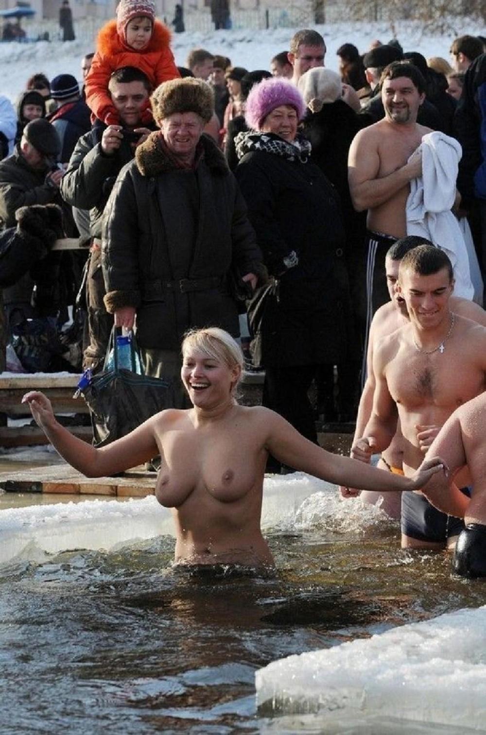 Голые в проруби на крещение