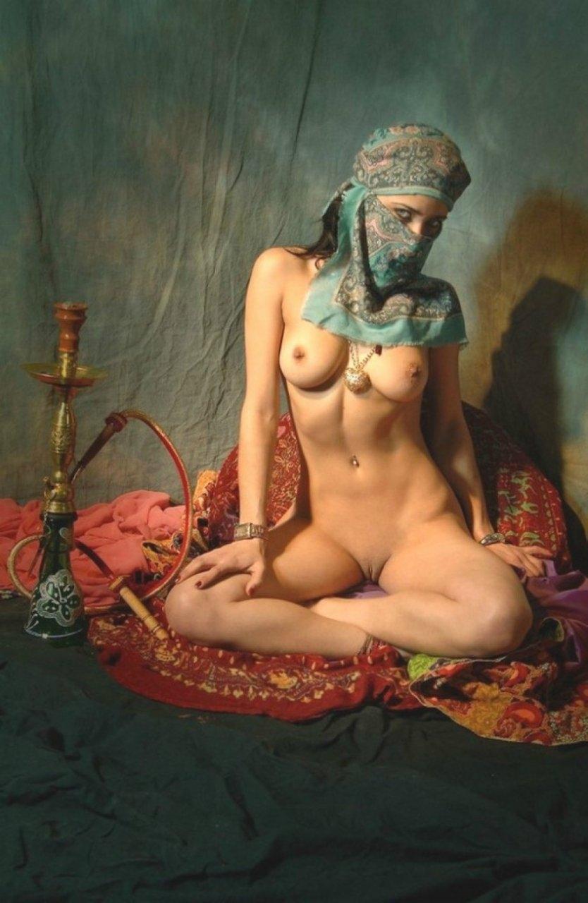 Голые восточные красотки