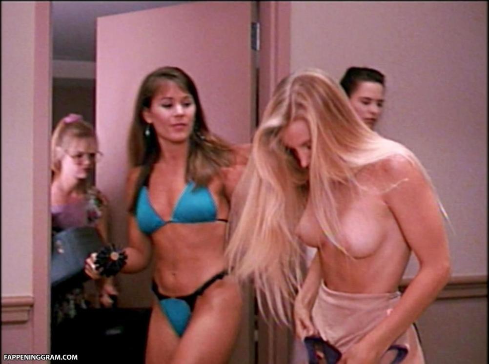 Striptease Бриттни Пауэлл сиськи