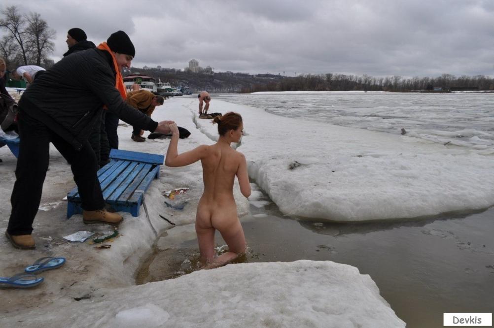 Крещение в проруби голышом