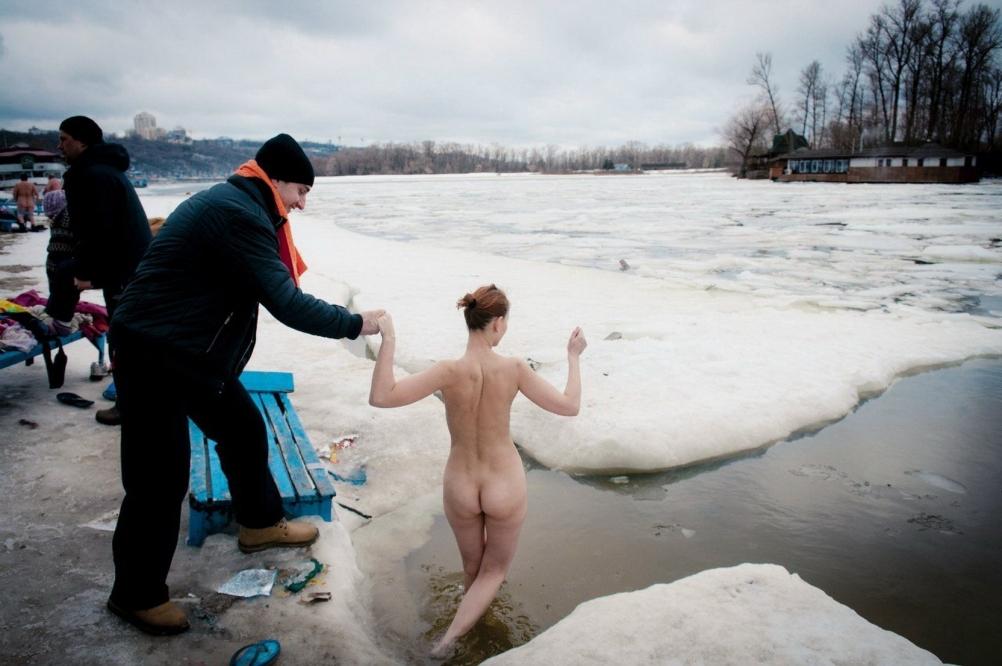 Купание в проруби голышом