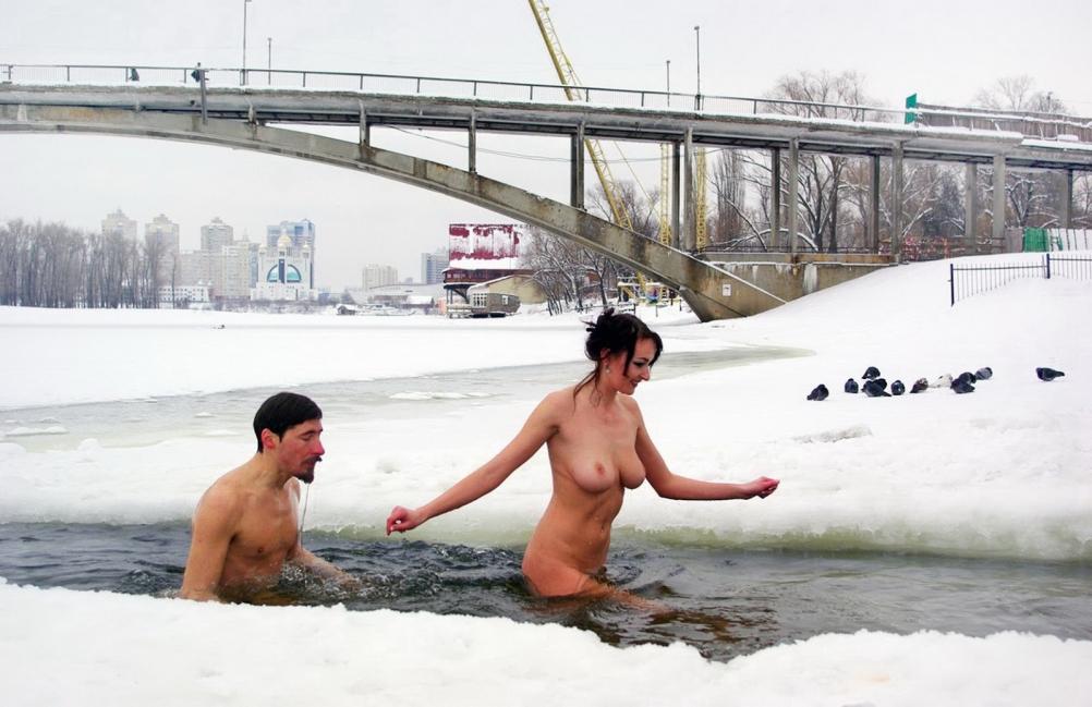Купание на крещение голышом