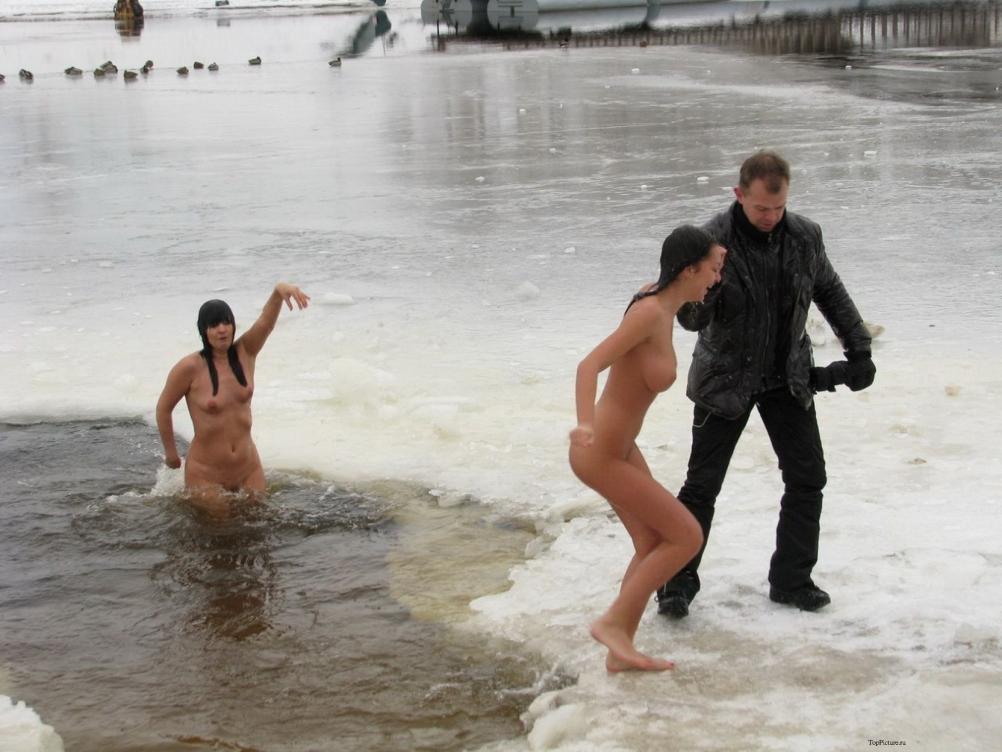 Купание в проруби на крещение нагишом