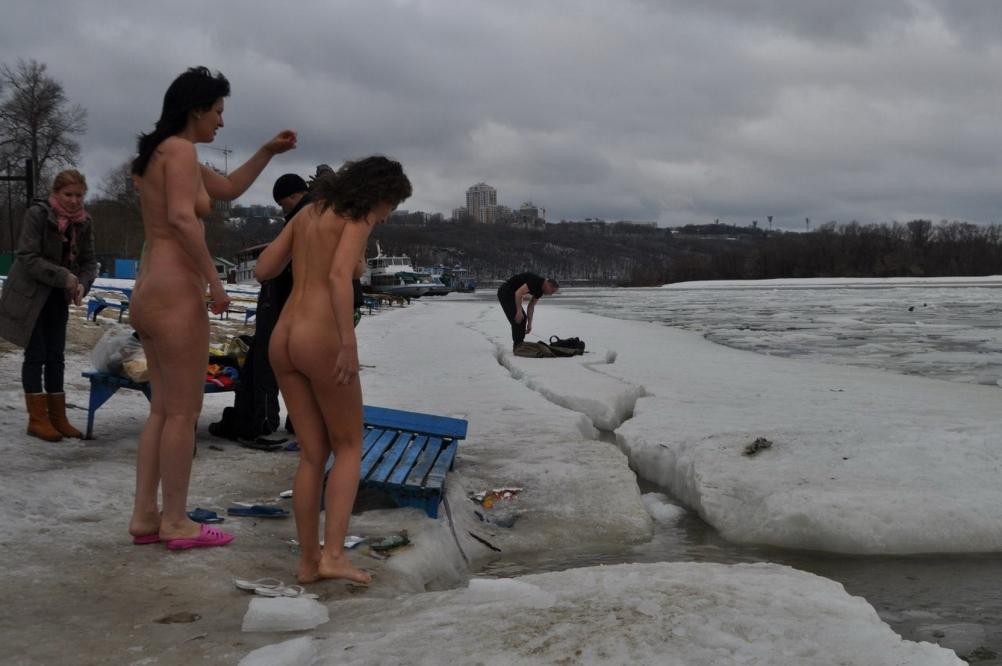 Голые купаются в проруби