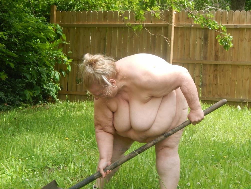 Голые пожилые толстушки на природе