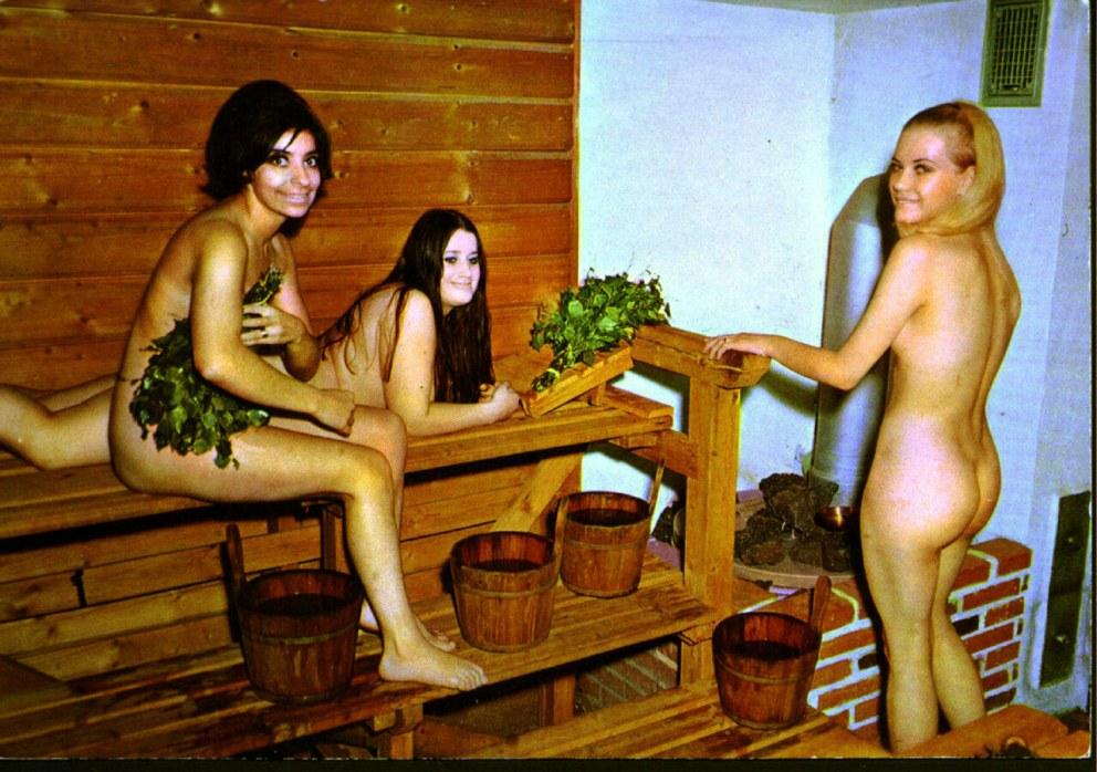 Голые женщины в деревенской бане