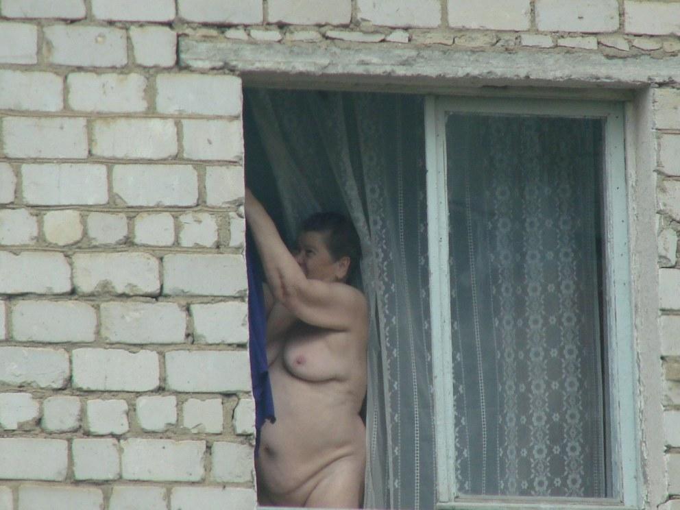 Подсмотрел за соседкой гиф