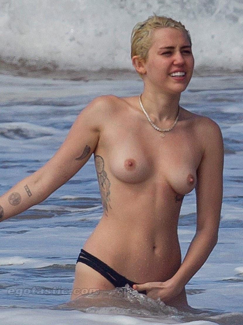 Miley Cyrus в гримерке голая