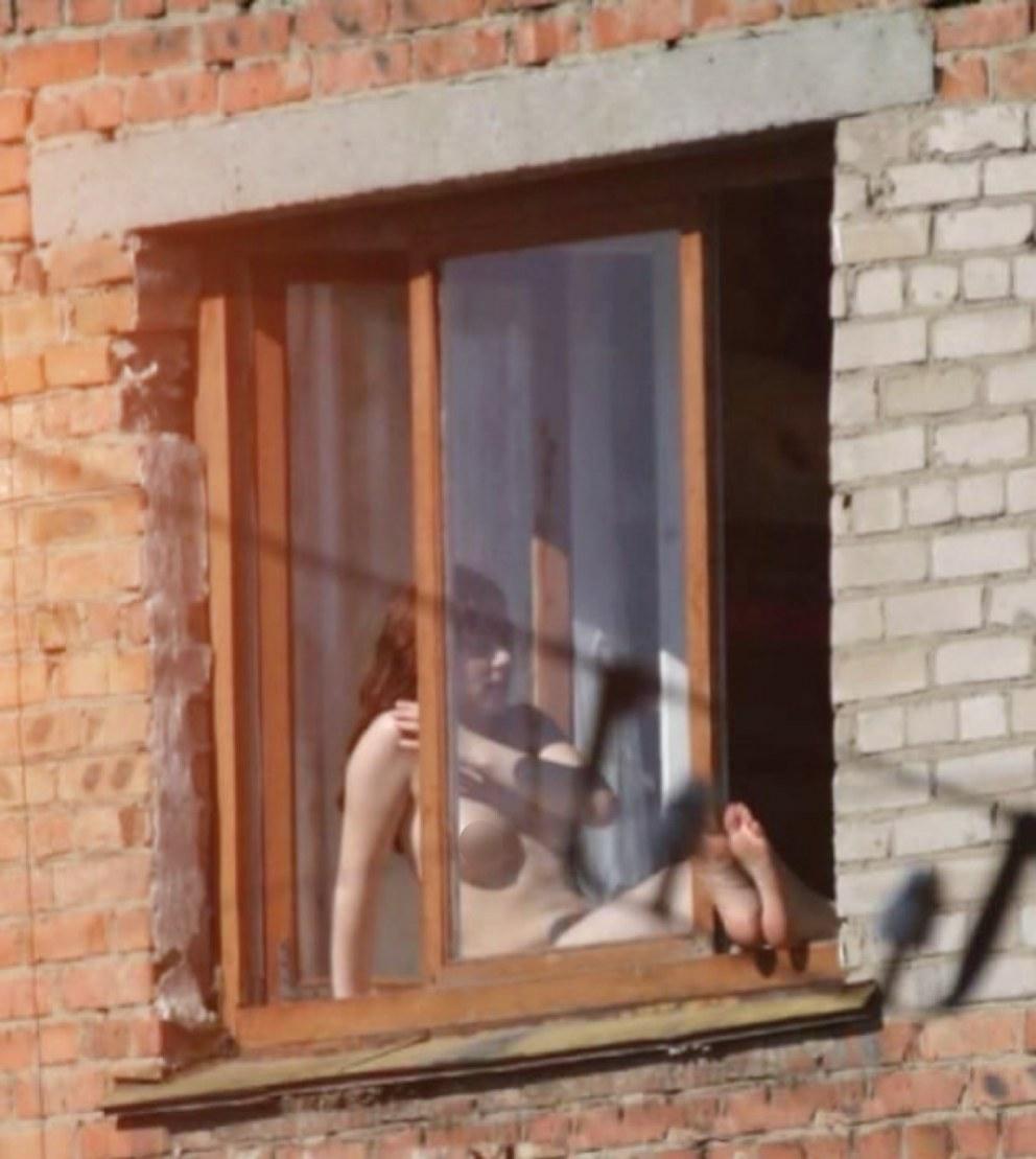 Девушка в окне голышом