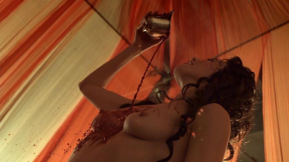 Люси Лоулесс в Spartacus: Gods of the Arena (2011)