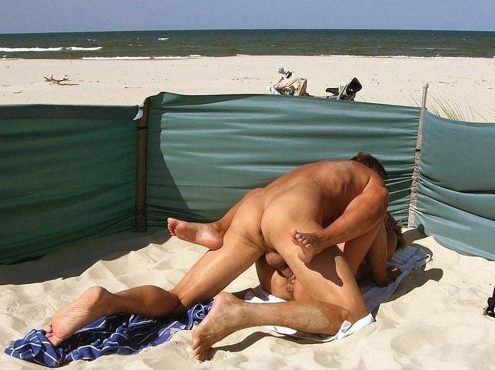 Зрелые голые мужчины на пляже