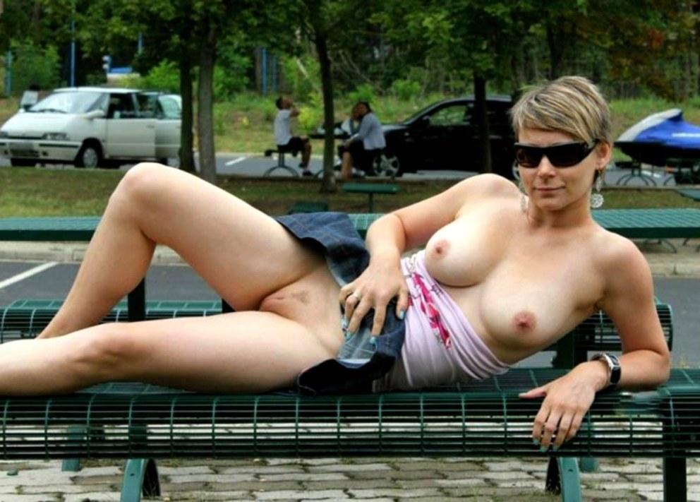 Блондинка без трусиков