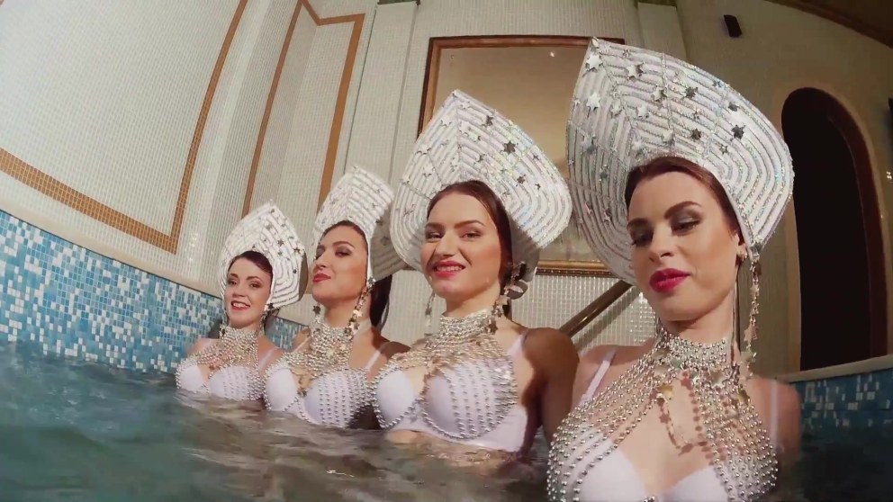 Голые Снегурочки в чулках